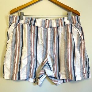 Organic cotton pull on shorts with front and back pockets